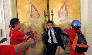 Red-Shirts storm ASEAN Summit in Pattaya